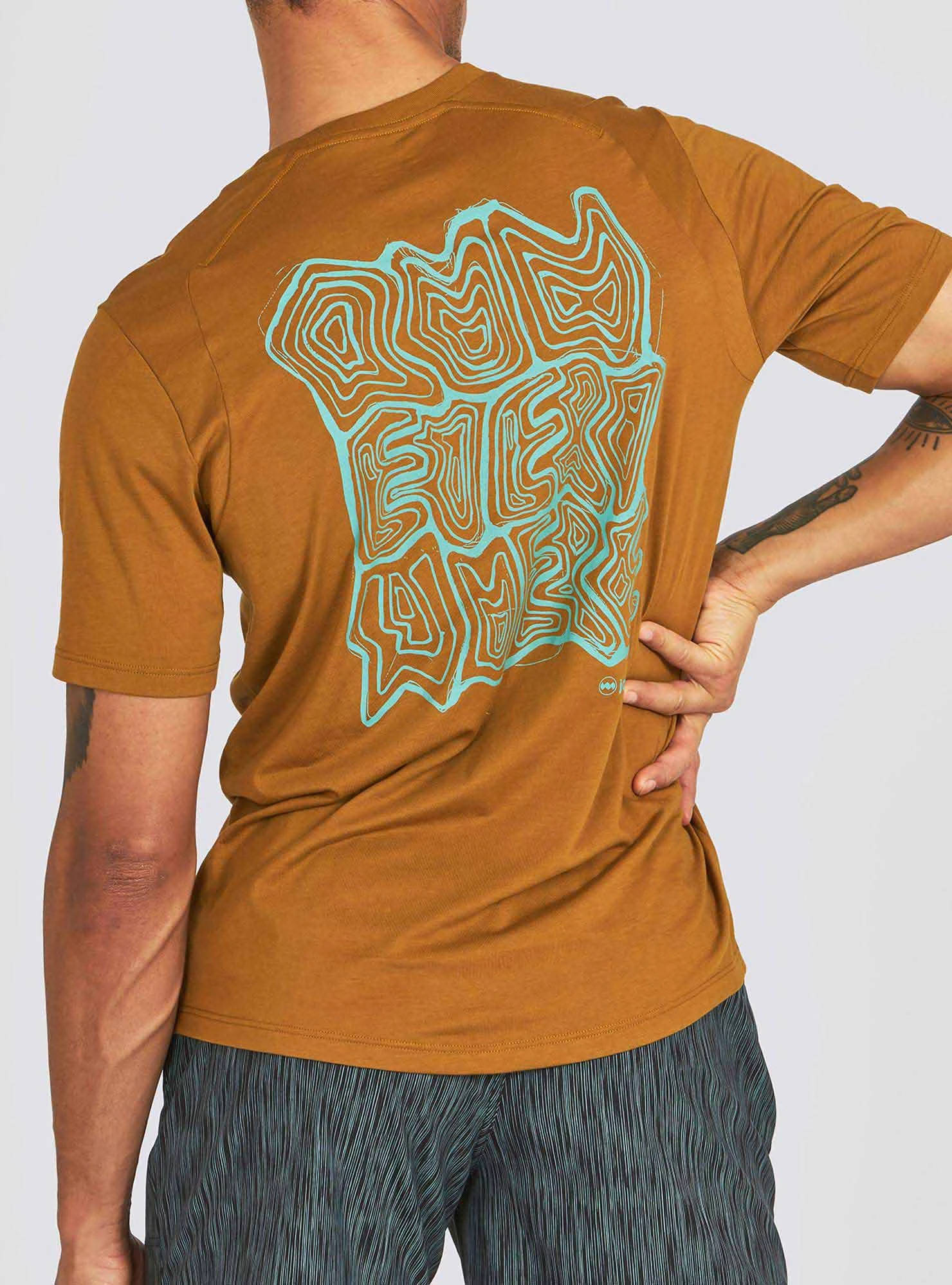 Janji Men's Runterra Bio Tee - Run Everywhere Alphatopo (MT06A-S22-ATP) 4 Janji Men's Runterra Bio Tee - Run Everywhere Alphatopo (MT06A-S22-ATP) - Image 2